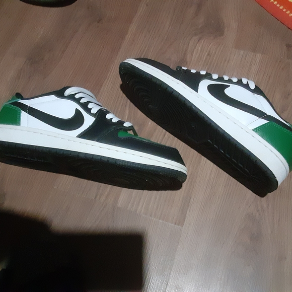 Nike Black, White, and Green Men's Sneakers - Picture 2 of 9